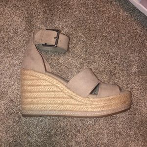 Universal Thread light grey wedge pump